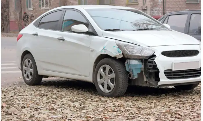 Weiße Limousine mit Motorschaden in Gudensberg